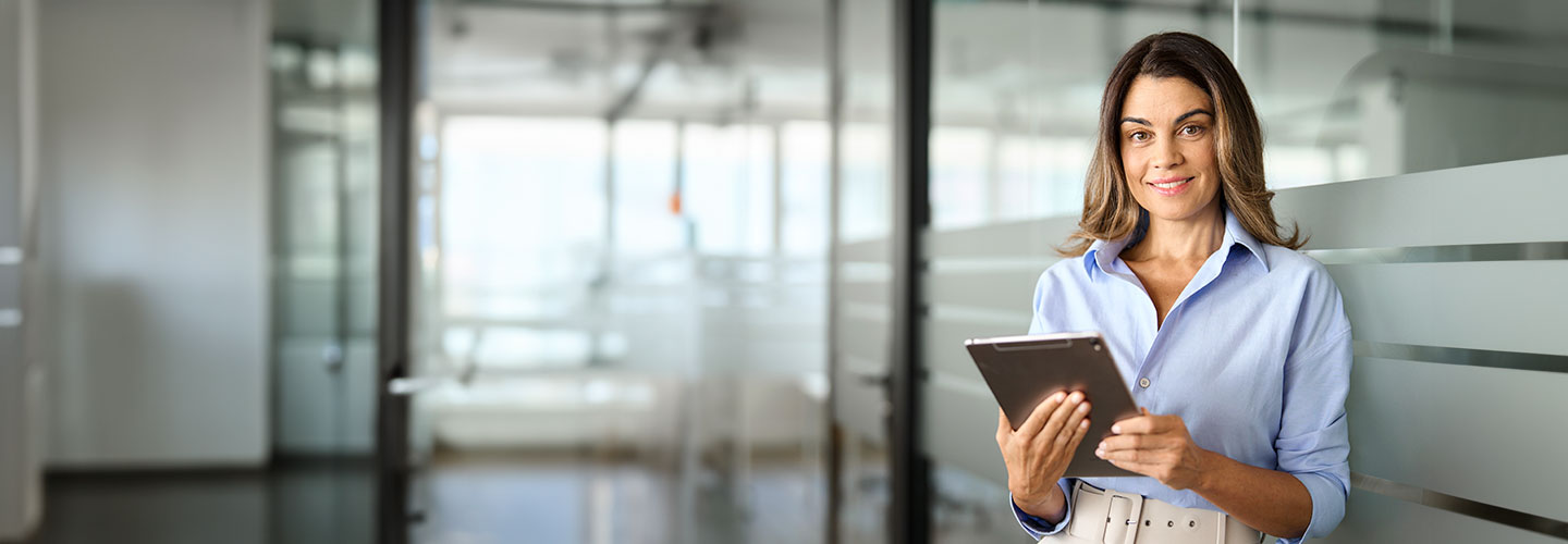 Mujer en oficina mirando tablet